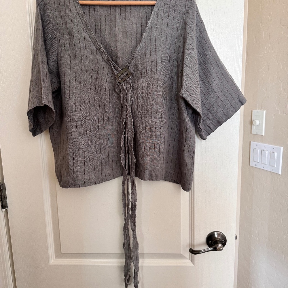KRISTA LARSON 100% LINEN V-NECK TOP WITH TIES AND SHELL CLASP OSFM